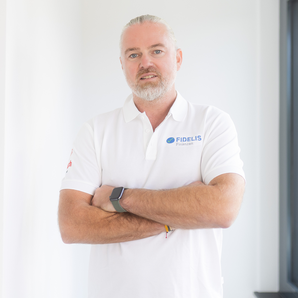 Ingo Angermann steht vor einer weißen Wand