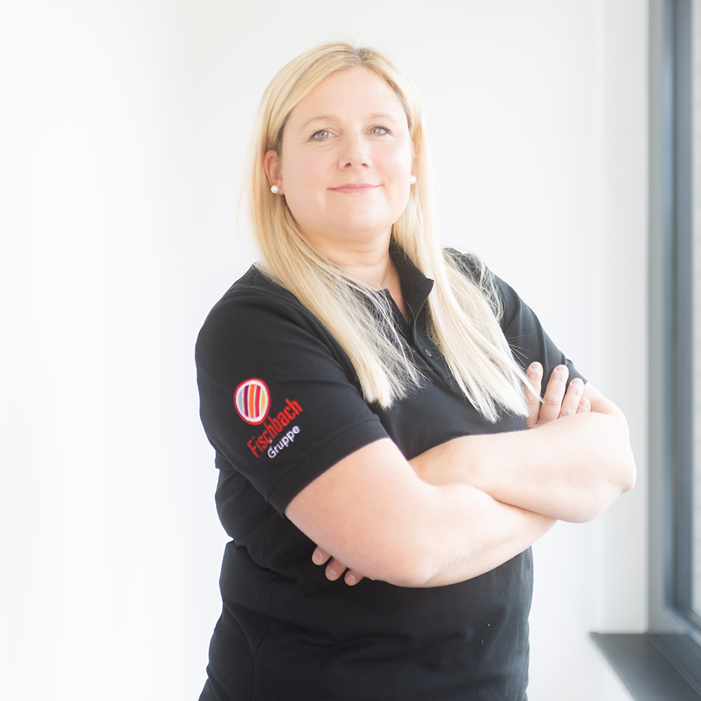 Jennifer Holtkamp steht vor einer weißen Wand