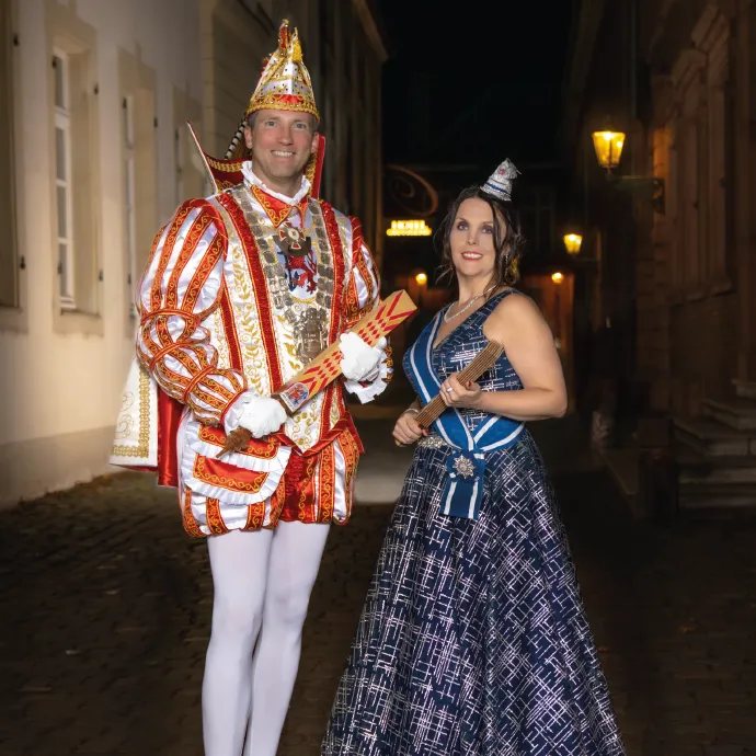 Prinzenpaar der Landeshauptstadt Düsseldorf Session 2025/2026 Prinz Marcus I. & Venetia Nicole Marcus Hülscher & Nicole Nothen „Mer bliewe bunt - ejal wat kütt“ - Fidelis Finanzen