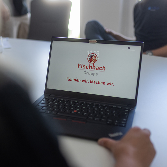 Ein Laptopbildschirm mit der Aufschrift Fischbach Gruppe
