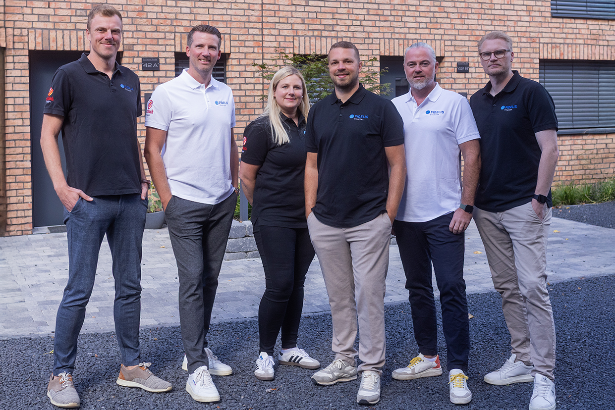 Das Team von Fidelis Finanzen vor dem Bürogebäude