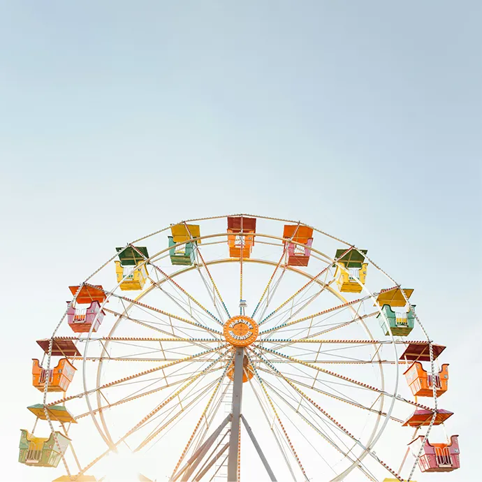 buntes Riesenrad - ganz im diesjährigen Düsseldorfer Karnevals Motto: Mer bliewe bunt – ejal wat kütt